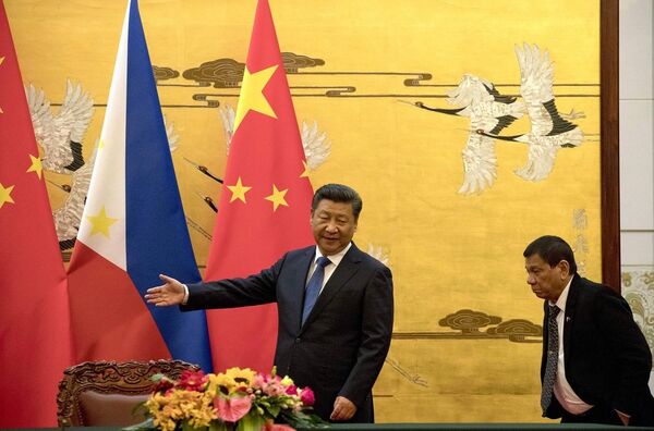 中国国家主席习近平与菲律宾总统罗德里戈•杜特尔特2016年10月在北京举行会晤,极大地改变了双边关系氛围,双方将尖锐的南海论战放到第二甚至第三的位置,希望两国在政治上采取务实态度,发展互惠互利的经济和投资合作。 中国国家主席习近平与菲律宾总统罗德里戈•杜特尔特2016年10月在北京举行会晤,极大地改变了双边关系氛围,双方将尖锐的南海论战放到第二甚至第三的位置,希望两国在政治上采取务实态度,发展互惠互利的经济和投资合作。 - 俄罗斯卫星通讯社