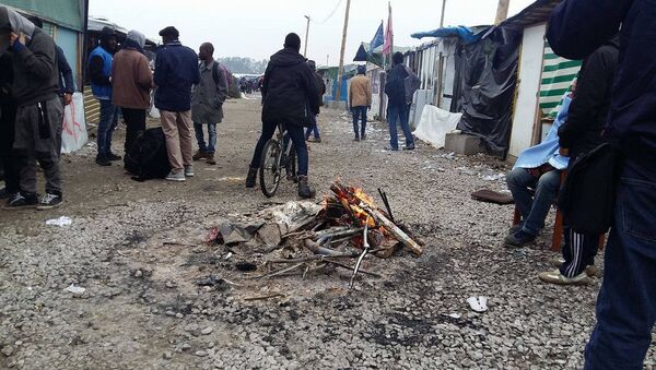 法國一移民接待中心在加萊難民營搬遷當天遭縱火 - 俄羅斯衛星通訊社