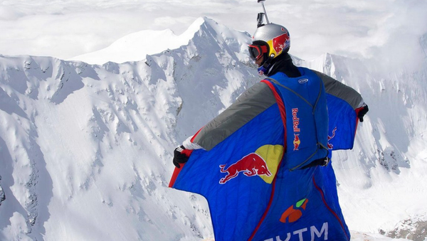 俄罗斯跳伞牛人罗佐夫刷新人类跳伞纪  珠峰7700米跳下 - 俄罗斯卫星通讯社