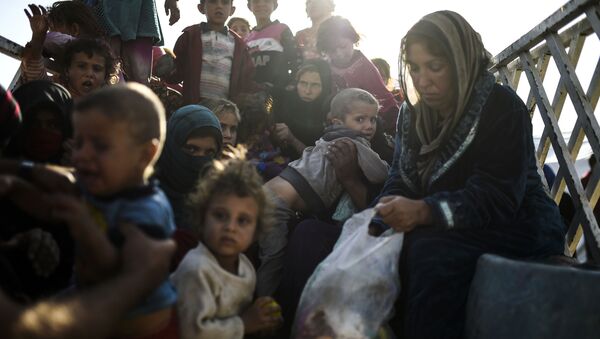 Женщины и дети в лагере для перемещенных лиц в Кайяре, Ирак - 俄羅斯衛星通訊社