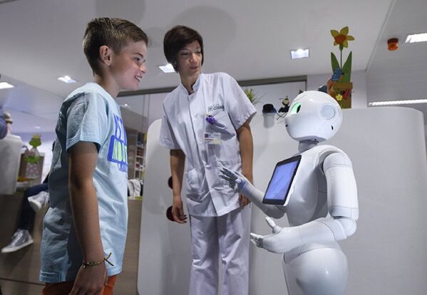 比利時一些醫院購買了多台Pepper機器人，它們能迎接訪問者，幫助他們在醫院導航。 - 俄羅斯衛星通訊社