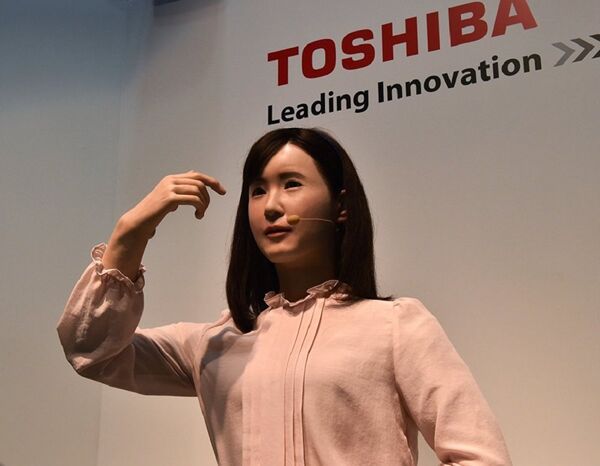 东芝公司研制的仿人机器人Aiko Chichira乍看和真人没什么区别，机器人的面部表情和人一样。 - 俄罗斯卫星通讯社