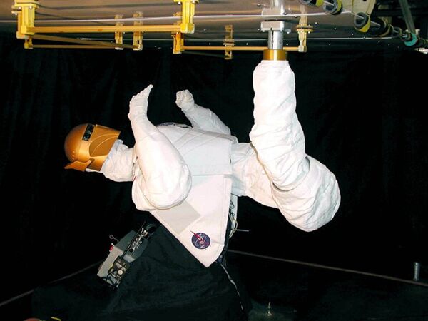 美国宇航局和通用汽车公司研发的仿人机器人Robonaut用于在太空作业和飞行危险情况下帮助宇航员。 - 俄罗斯卫星通讯社