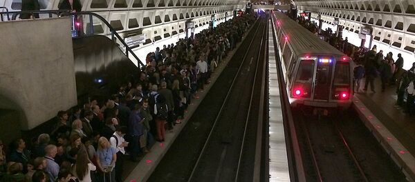 媒体：波士顿地铁乘客击碎车窗逃离冒烟车厢 - 俄罗斯卫星通讯社