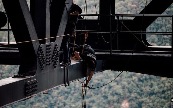 俄蹦極高手 - 俄羅斯衛星通訊社