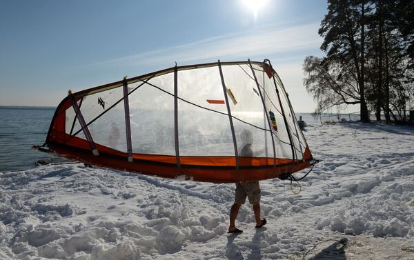 西伯利亞極限愛好者嚴寒中駕帆航行 - 俄羅斯衛星通訊社