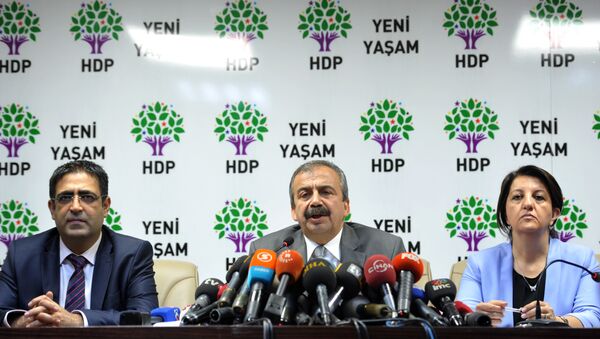 土耳其亲库尔德人的反对党人民民主党代表向俄新社表示，该国议会副议长布尔丹及其他该党议员被捕。 - 俄罗斯卫星通讯社