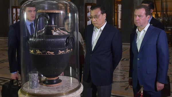 俄中兩國總理參觀聖彼得堡冬宮博物館並欣賞館藏品 - 俄羅斯衛星通訊社