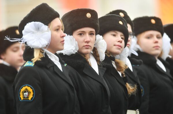 莫斯科举行盛大阅兵式，纪念1941年红场阅兵75周年。 - 俄罗斯卫星通讯社