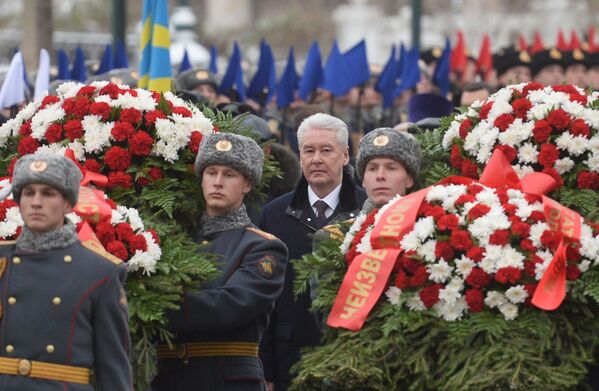 莫斯科市长谢尔盖•索比亚宁向亚历山大花园无名烈士墓敬献花圈。 - 俄罗斯卫星通讯社