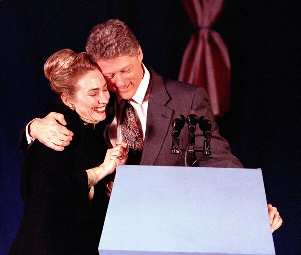 美国总统大选民主党候选人比尔·克林顿和希拉里·克林顿，1992年 - 俄罗斯卫星通讯社