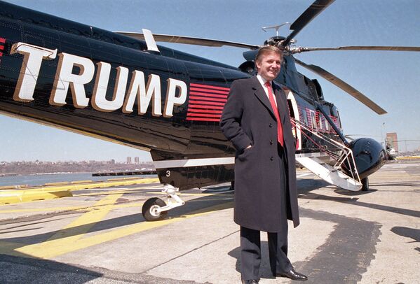 特朗普在自己的直升机旁，1988年 - 俄罗斯卫星通讯社