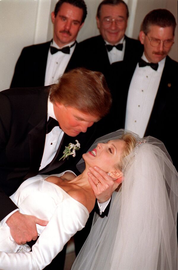 特朗普在婚礼上亲吻新娘，纽约，1992年 - 俄罗斯卫星通讯社