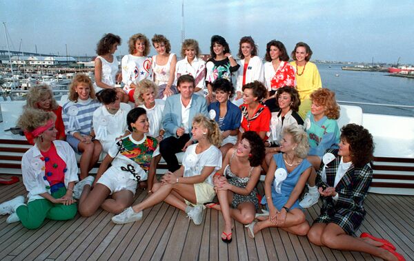 特朗普与选美佳丽在自己的游艇上合影，1988年 - 俄罗斯卫星通讯社