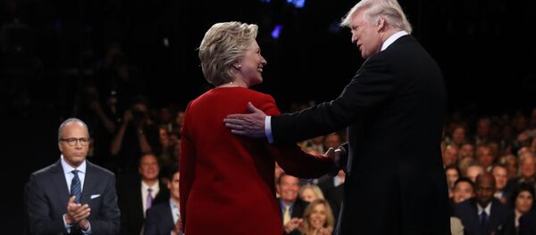Кандидаты в президенты США Хиллари Клинтон и Дональд Трамп во время дебатов в Нью-Йорке Кандидаты в президенты США Хиллари Клинтон и Дональд Трамп во время дебатов в Нью-Йорке - 俄罗斯卫星通讯社
