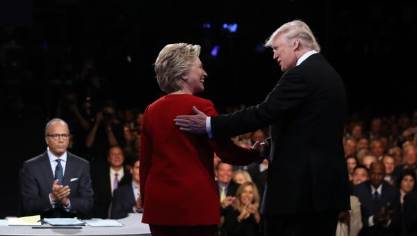 Кандидаты в президенты США Хиллари Клинтон и Дональд Трамп во время дебатов в Нью-Йорке - 俄罗斯卫星通讯社