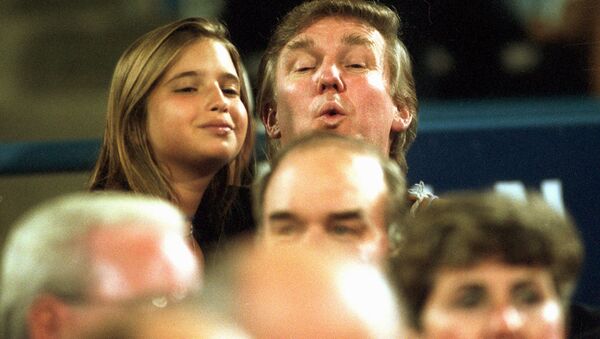 Дональд Трамп с дочерью Иванкой на теннисном матче, 1994 год - 俄罗斯卫星通讯社