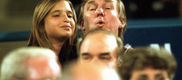 Дональд Трамп с дочерью Иванкой на теннисном матче, 1994 год - 俄罗斯卫星通讯社