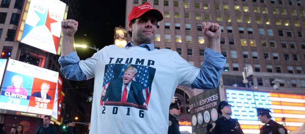 Сторонник кандидата в президенты США от Республиканской партии Дональда Трампа на площади Таймс-сквер в Нью-Йорке у экранов с предварительными итогами подсчета голосов на выборах президента США - 俄罗斯卫星通讯社