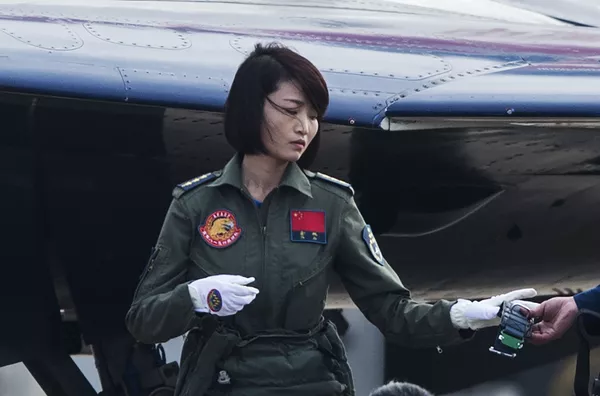 中國空軍女飛行員余旭在殲-10戰機起飛前 中國空軍女飛行員余旭在殲-10戰機起飛前 - 俄羅斯衛星通訊社