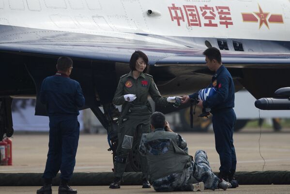中國空軍女飛行員余旭在殲-10戰機起飛前 - 俄羅斯衛星通訊社