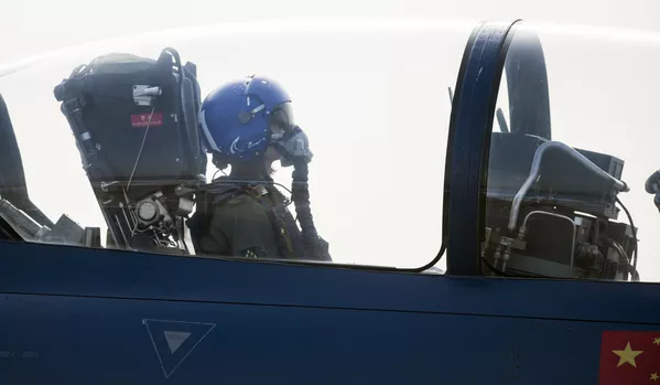 中國空軍女飛行員余旭在殲-10戰機起飛前 中國空軍女飛行員余旭在殲-10戰機起飛前 - 俄羅斯衛星通訊社
