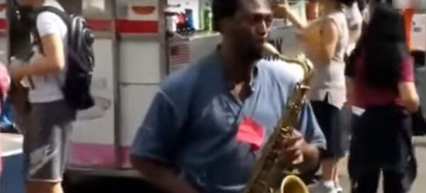 美国街头老外举五星红旗 说中文 吹奏中国国歌 美国街头老外举五星红旗 说中文 吹奏中国国歌 - 俄罗斯卫星通讯社