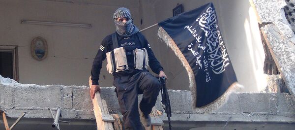 Боевик Аль-Каиды с флагом - 俄罗斯卫星通讯社