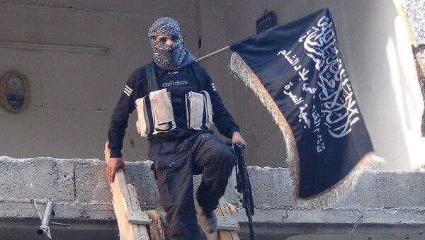 Боевик Аль-Каиды с флагом - 俄羅斯衛星通訊社