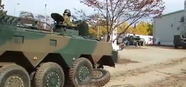 视频: 日本装甲运兵车在军事演示中丢掉一个轮子 视频: 日本装甲运兵车在军事演示中丢掉一个轮子 - 俄罗斯卫星通讯社