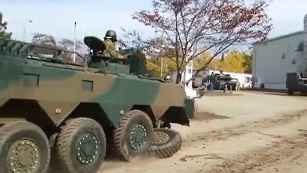 視頻: 日本裝甲運兵車在軍事演示中丟掉一個輪子 - 俄羅斯衛星通訊社
