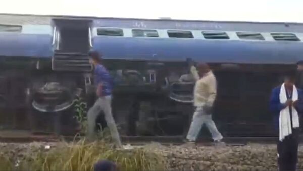 媒体：印度列车脱轨致超过142人遇难 - 俄罗斯卫星通讯社