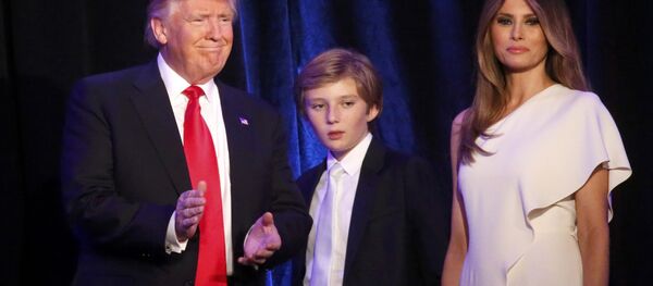 Новоизбранный президент США Дональд Трамп с женой Меланьей и сыном Барроном в Нью-Йорке - 俄羅斯衛星通訊社