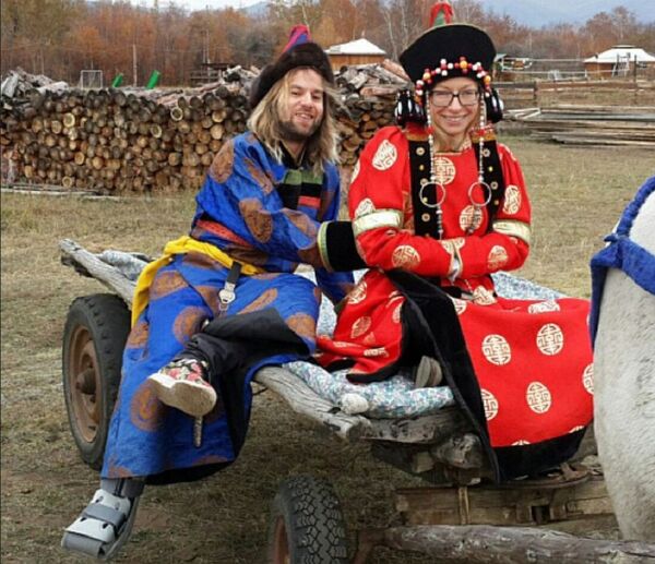 英国亿万富翁的儿子在俄布里亚特按当地风俗举行了婚礼 - 俄罗斯卫星通讯社