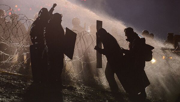 美國北達科他州警方用催淚瓦斯和水炮驅散抗議群眾 - 俄羅斯衛星通訊社