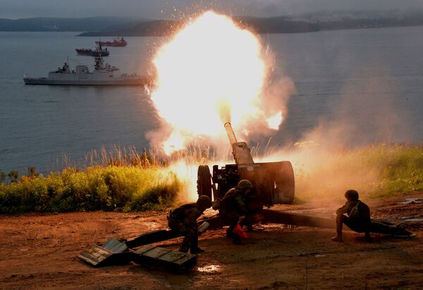俄羅斯海軍太平洋艦隊海軍陸戰隊炮兵用煙火歡迎印度艦艇 - 俄羅斯衛星通訊社