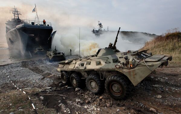 在战术演练过程中，在海军陆战队登陆时，搭载海军陆战队员的装甲运兵车开上了彼得大帝湾的克列尔卡角 - 俄罗斯卫星通讯社