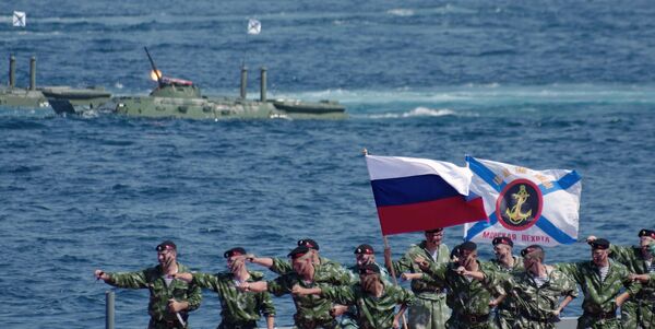在塞瓦斯托波爾俄羅斯海軍節上慶祝活動中的士兵 - 俄羅斯衛星通訊社