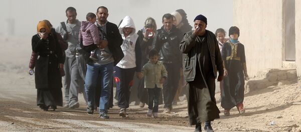 Жители Мосула перемещаются в безопасную зону во время военной операции против ИГИЛ в Ираке Жители Мосула перемещаются в безопасную зону во время военной операции против ИГИЛ в Ираке - 俄罗斯卫星通讯社