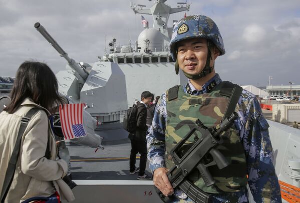 停靠在聖迭戈港的中國護衛艦上的海軍士兵 - 俄羅斯衛星通訊社