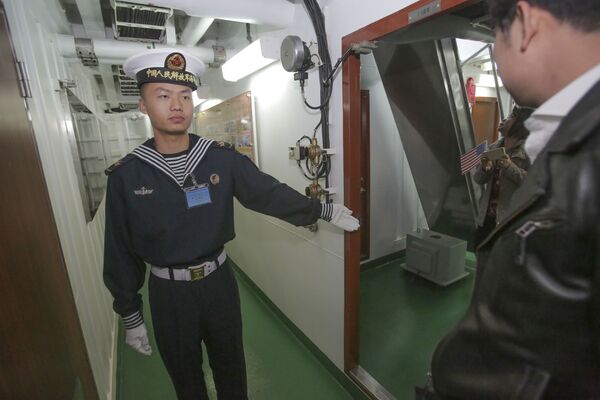 聖迭戈港中國護衛艦上的海軍士兵和受邀登艦參觀的客人 - 俄羅斯衛星通訊社
