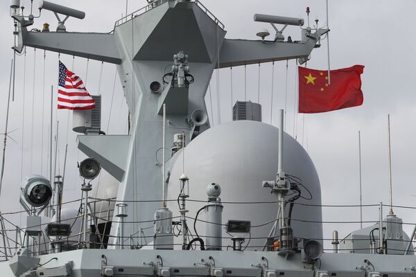 停靠在聖迭戈港的中國護衛艦上懸掛著中美兩國國旗 - 俄羅斯衛星通訊社