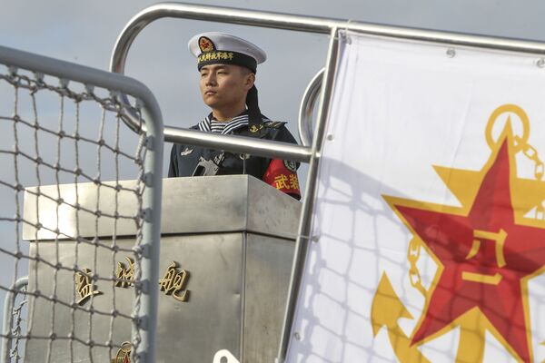 停靠在聖迭戈港的中國護衛艦上的海軍士兵 - 俄羅斯衛星通訊社