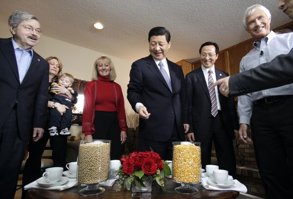 艾奥瓦州州长特里∙布兰斯塔德与中国主席习近平 艾奥瓦州州长特里∙布兰斯塔德与中国主席习近平 - 俄罗斯卫星通讯社