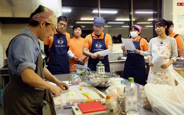 长门市创意小组Team NGT为迎接普京来访在上俄式菜肴大师课。 - 俄罗斯卫星通讯社