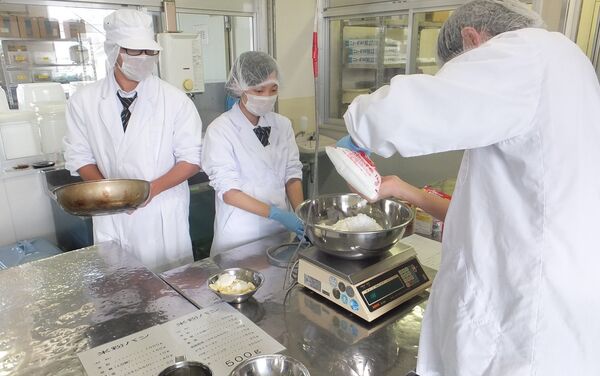 高年级学生在做白面包。 - 俄罗斯卫星通讯社