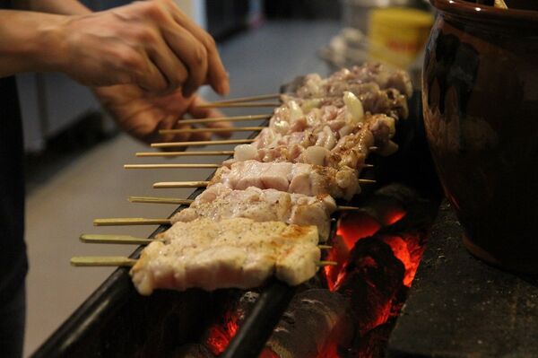 日本長門市為迎接普京來訪準備的俄羅斯烤肉串 日本長門市為迎接普京來訪準備的俄羅斯烤肉串 - 俄羅斯衛星通訊社