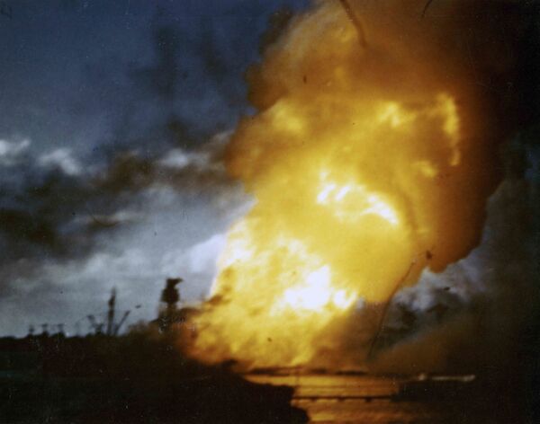 美國海軍“亞利桑那”號戰列艦在日本偷襲珍珠港後爆炸起火。 - 俄羅斯衛星通訊社
