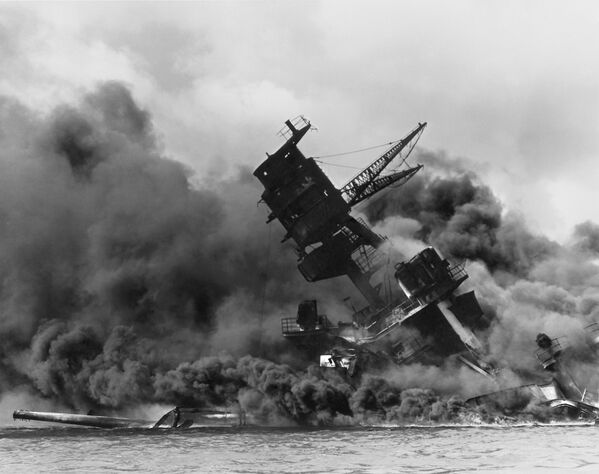美国海军“亚利桑那”号战列舰在日本偷袭珍珠港后爆炸起火。 - 俄罗斯卫星通讯社
