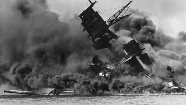 Линкор Аризона ВМС США горит после подтопления корабля японцами во время атаки на Перл-Харбор - 俄罗斯卫星通讯社